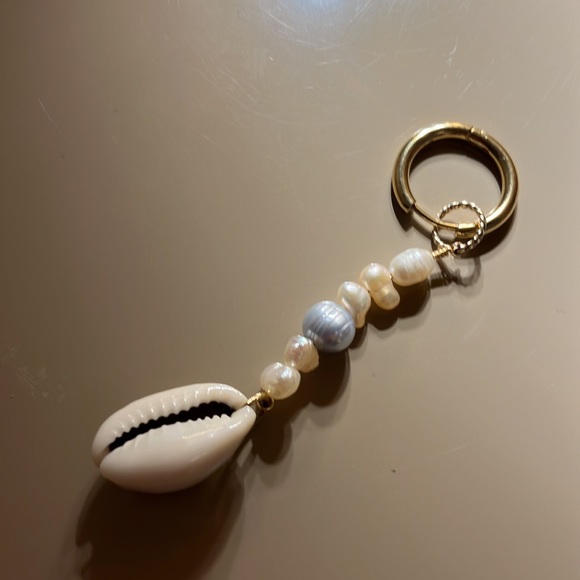 Gold filled pearl and seashell earring - Picture 4 of 5